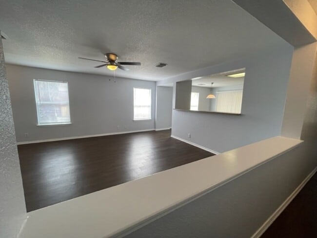 Foto del edificio - Coming soon Near SeaWorld- Featuring 3 Bedroom 2 Bath -No carpet