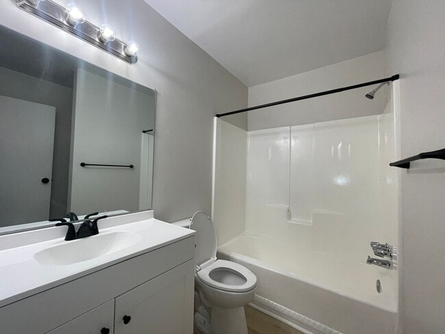 Building Photo - Two Bedroom Apartment in Portage