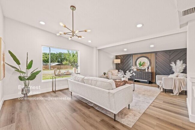 Foto del edificio - Spacious & Stylish 5-Bedroom Home in South...