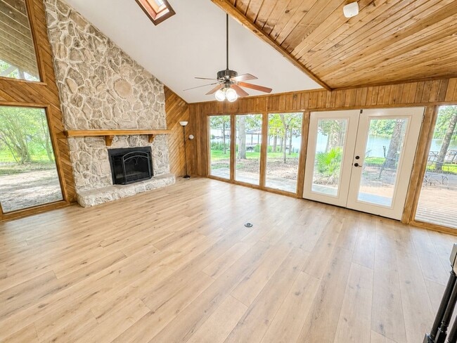 Building Photo - Waterfront Living in Benton!