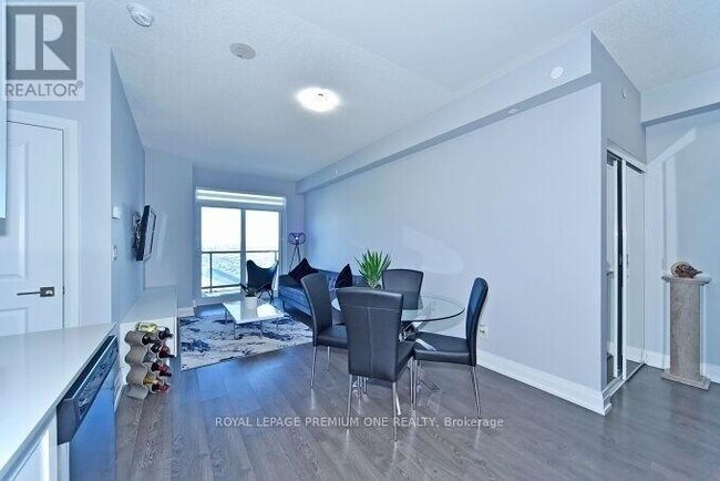 Photo du bâtiment - 3700 Hwy 7