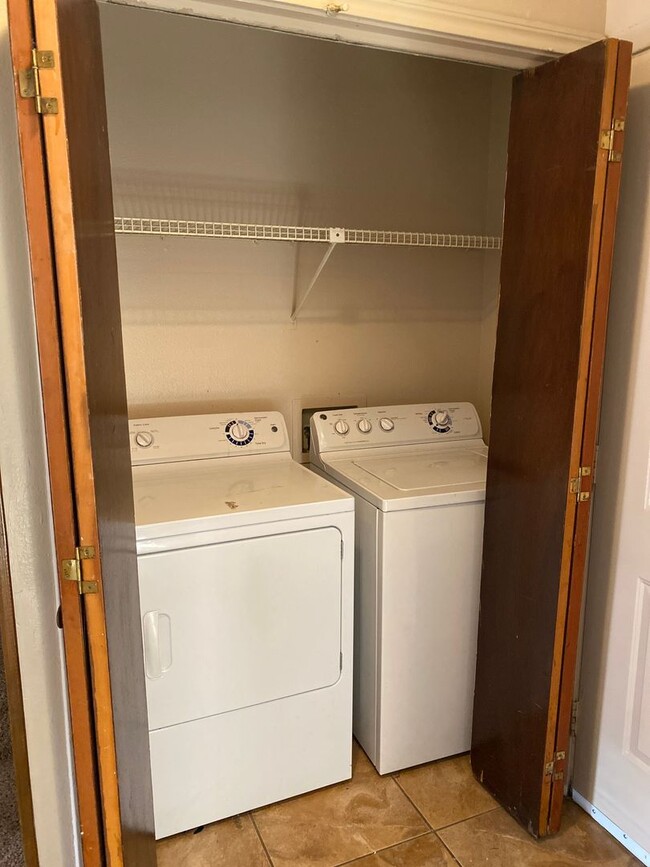 Foto del edificio - 2 bedroom 2 bath town home in a gated community