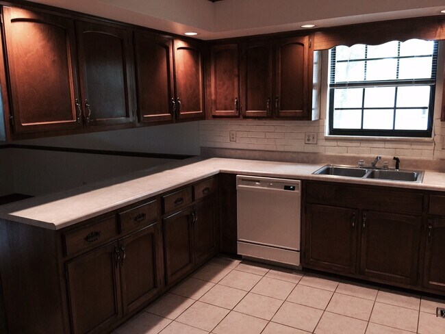 Building Photo - Maryville 37803 -  3 bedroom, 2 bath home with a  2-car garage & fenced yard - Contact Tom Parry ...