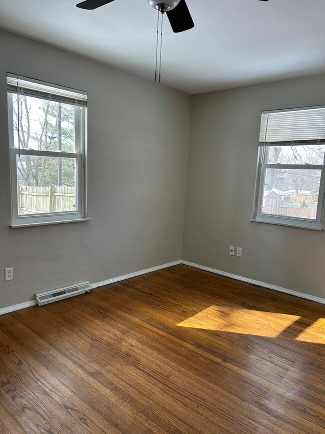 Building Photo - 901 Peony Dr