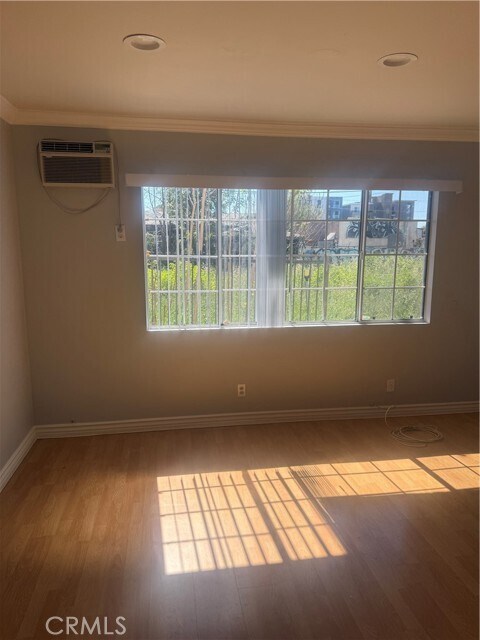 Foto del edificio - 6439 Woodman Ave