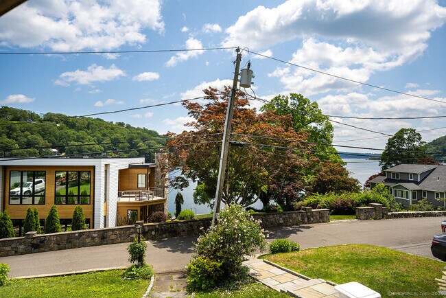 Foto del edificio - 32 Lakeshore Dr N