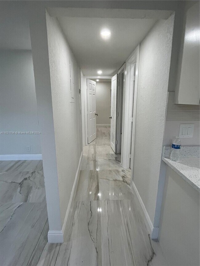 Foto del edificio - 8011 NW 44th Ct