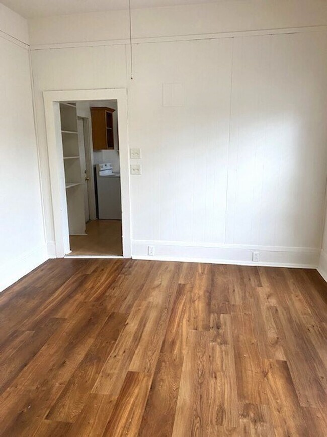 Building Photo - Nice 2/1 home convenient to UF Campus