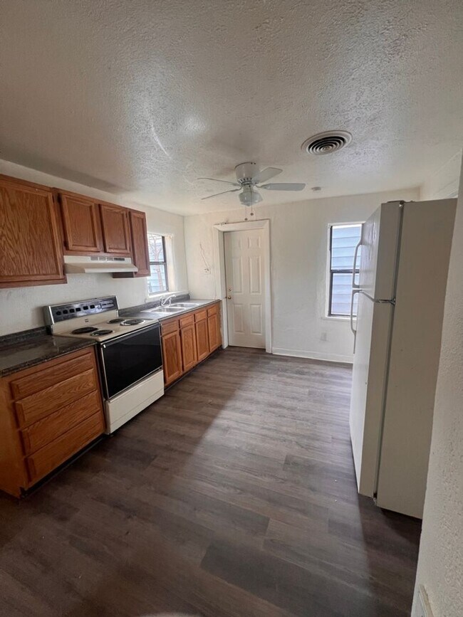 Foto del edificio - AVAILABLE Now!