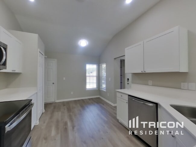 Building Photo - 9282 Thunderbolt Dr