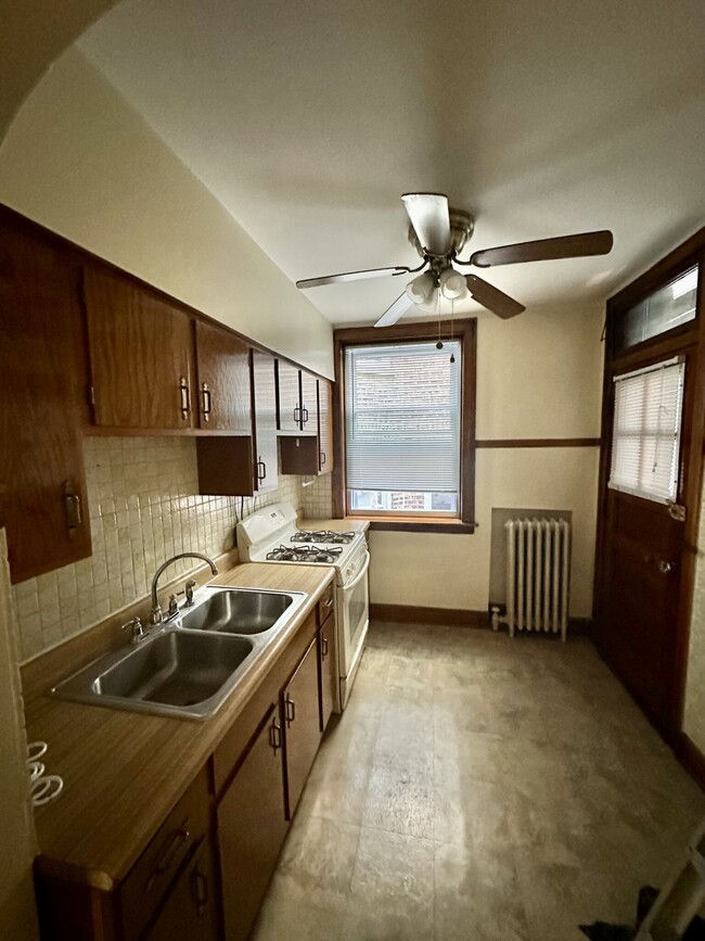 Kitchen - 1434 W Thome Ave