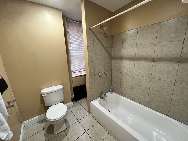 Building Photo - 1 br, 1 bath Triplex - 1333 North 60th Str...