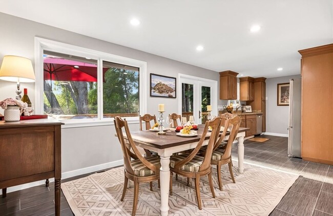 Building Photo - 4 Bed and 2 Bath Beautiful Bellevue Single...