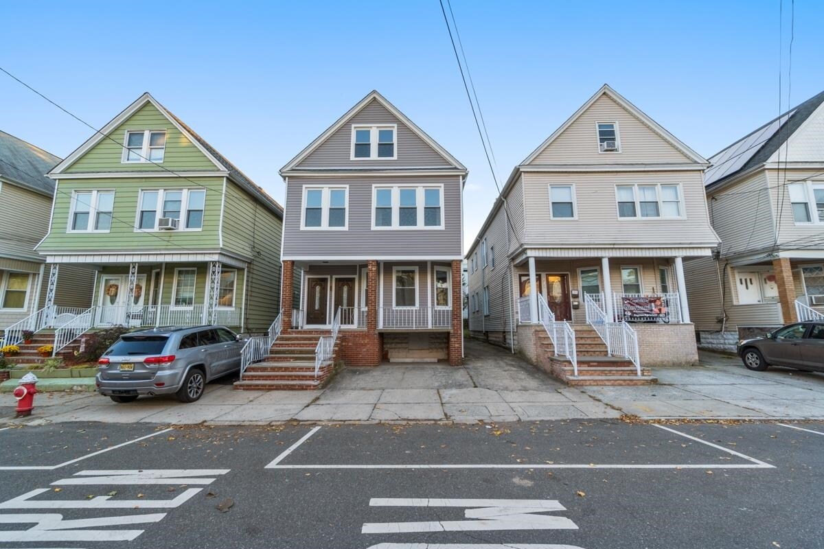 Primary Photo - 170 W 10th St