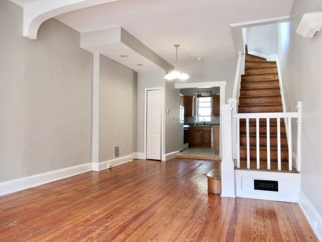 Building Photo - Charming 2 Bedroom/1 Bathroom Townhome in ...