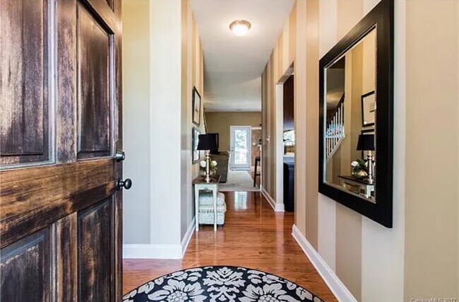 Foto del edificio - 7217 Caley St
