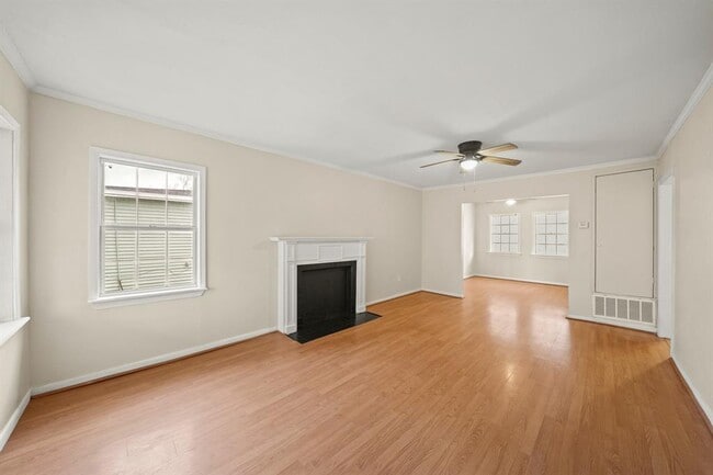 Building Photo - 1326 W 6th St