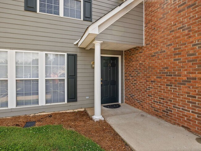 Building Photo - Freshly Renovated 3 BR, 2 BA Townhome Cent...