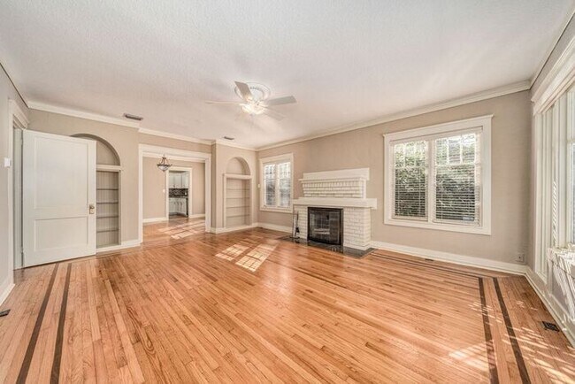 Building Photo - 829 N Hyer Ave