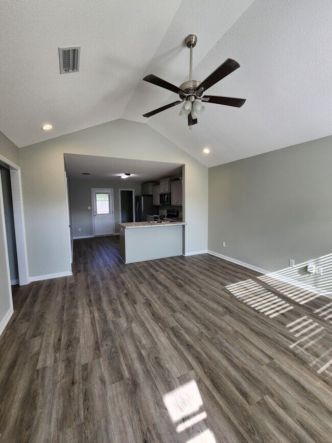 Foto del edificio - Move-in Spacious & Inviting 3-Bedroom Home with Fenced Yard, Open Layout & Modern Touches in Vald...