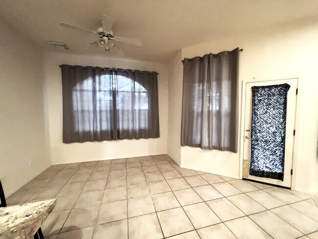 Foto del edificio - Beautiful 3 Bed 2 Bathroom home with Large Backyard