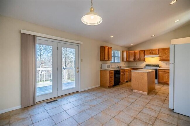 Building Photo - 101 Kings Ct