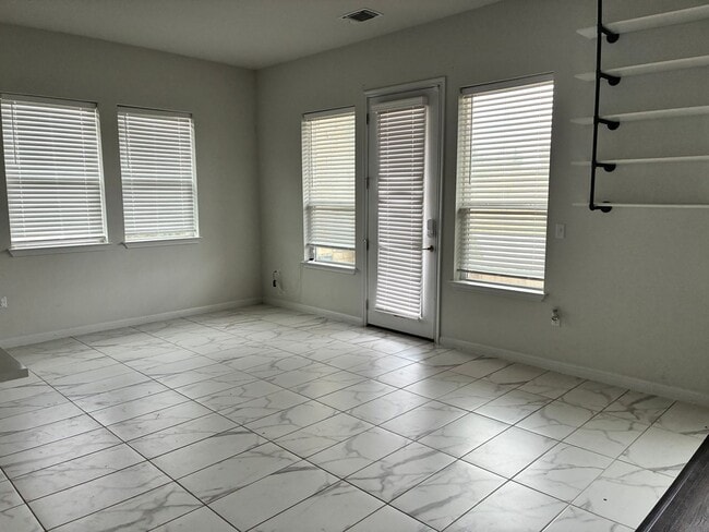 Building Photo - Elegant 6 BR 5 BA Home with Modern Amenities