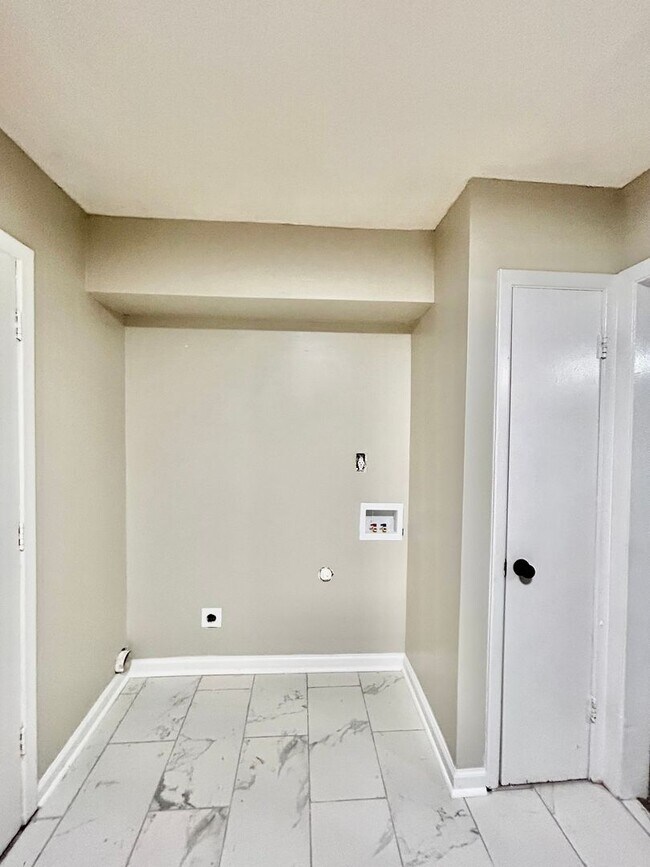 Foto del edificio - Cute 2-bedroom 1.5 bath duplex in Mid-Town