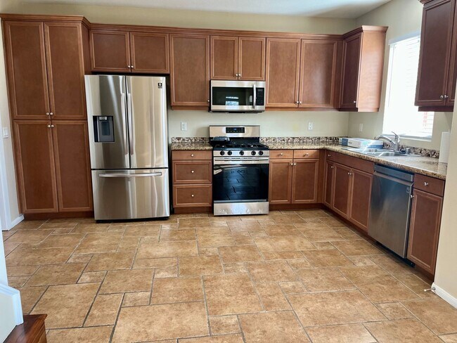 Foto del edificio - Beautiful 3 bed 2 bath townhome