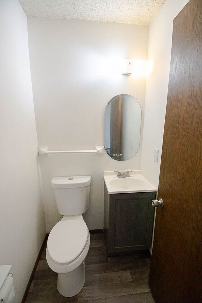 Foto del edificio - Spacious 2BR Twin Home with In-Unit Laundry