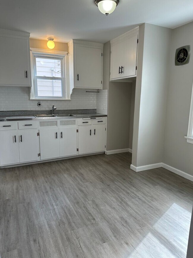 Building Photo - Updated home