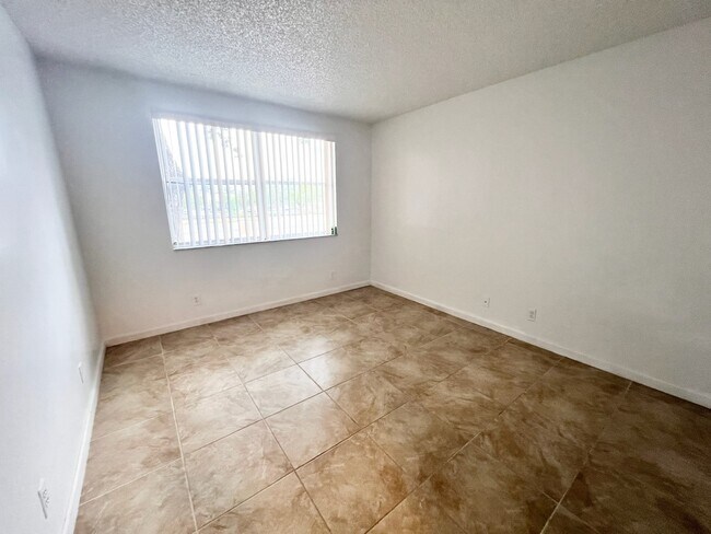 Foto del edificio - 8977 Wiles Rd