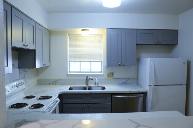 Building Photo - 13012 Trail Hollow Dr