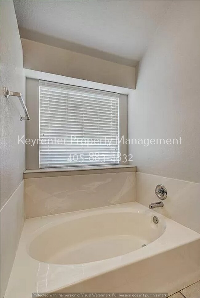 Foto del edificio - 2404 NW 161st St