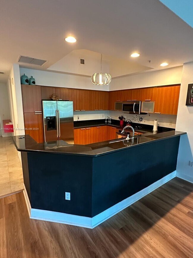 Foto del edificio - 15051 Royal Oaks Ln