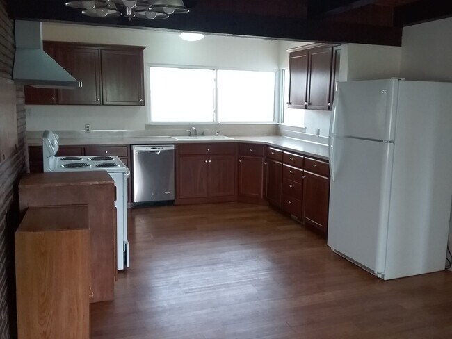 Foto del edificio - **PENDING APPLICATION**  Country living at...