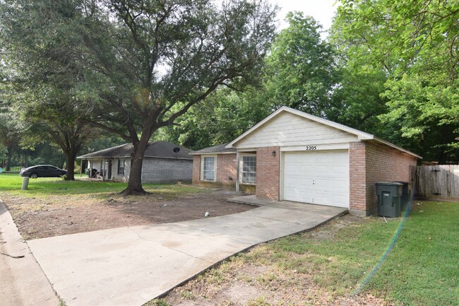 Foto del edificio - 2205 Hancock Dr