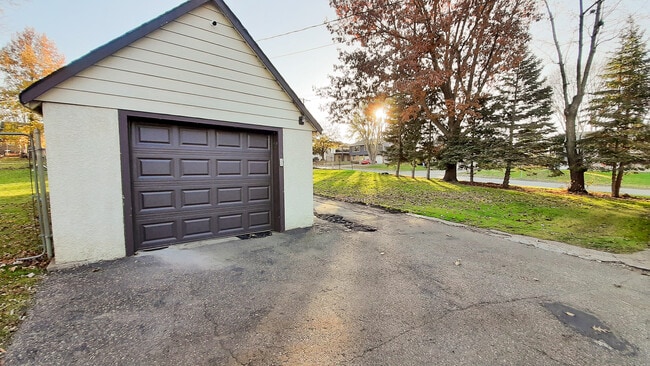 Garage - 821 10th St W