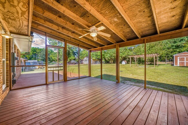 Building Photo - Charming 3-bed/2 bath home with large yard...