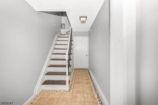 Building Photo - 175 Banta Ave