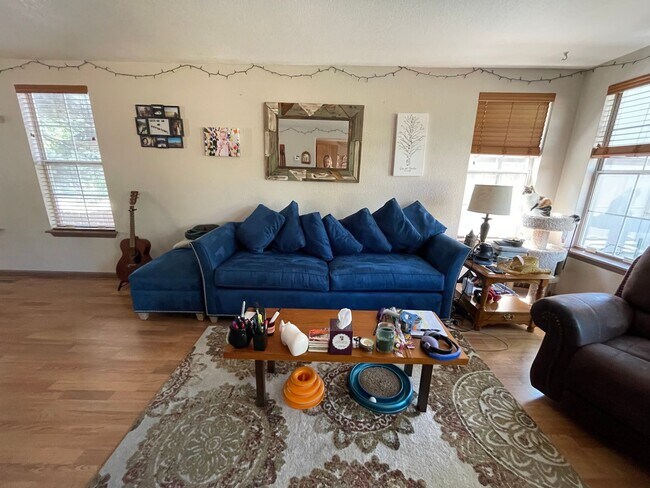 Foto del edificio - Charming 3 Bed 3 Bath Home - Available Aug...
