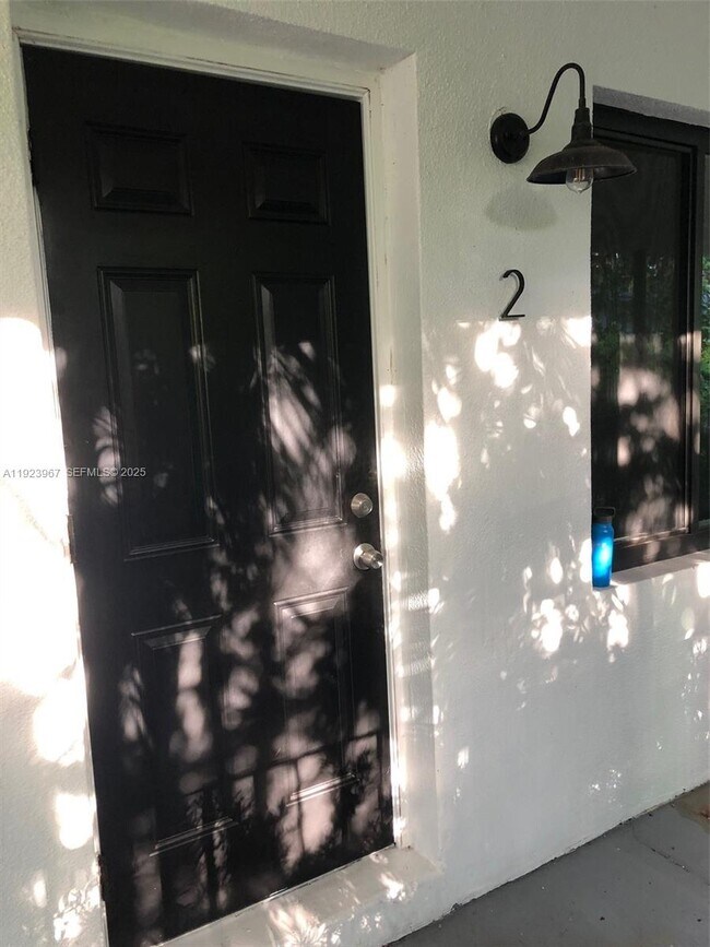 Foto del edificio - 570 NE 69th St