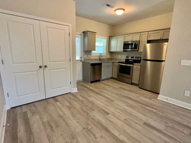 Foto del edificio - 2849-B Jubilee Dr