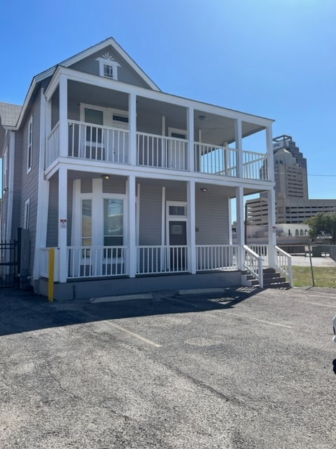 Building Photo - 620 N Flores St