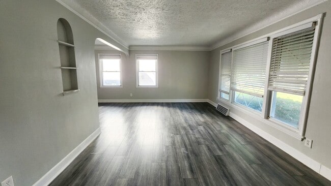 Building Photo - Move in ready!