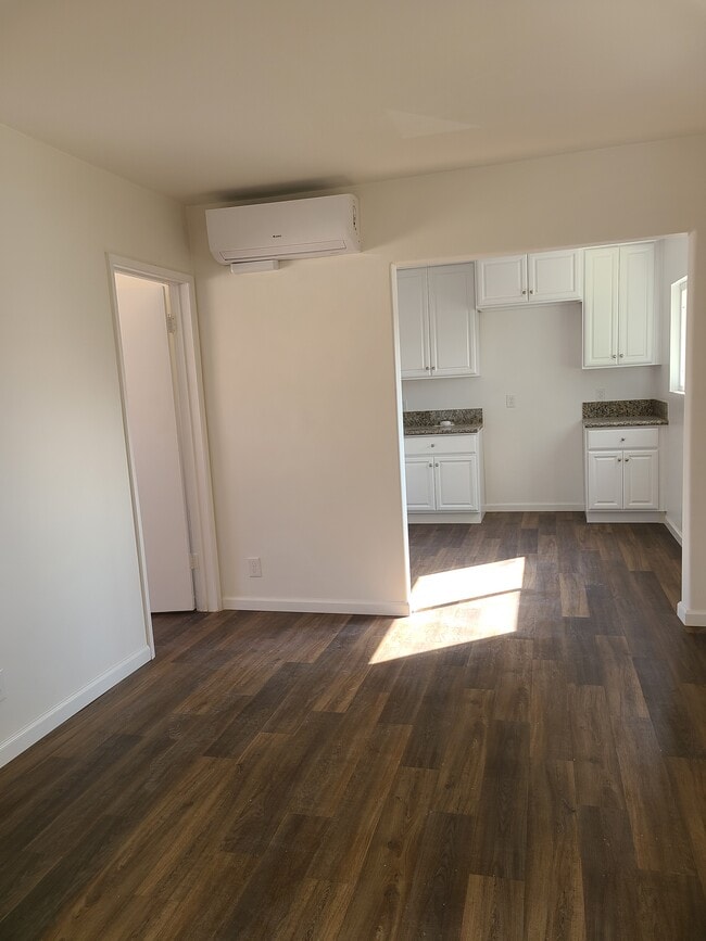 Building Photo - Islander Apartments