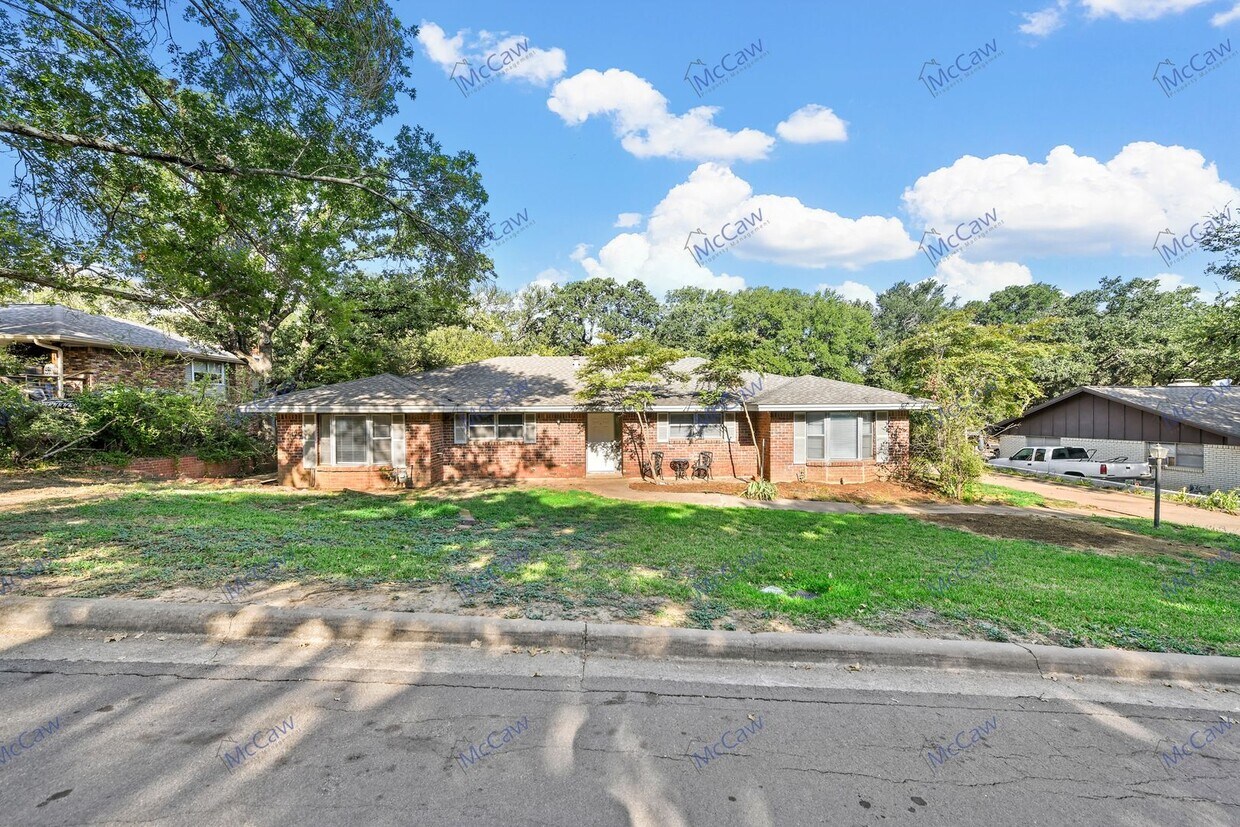 Primary Photo - Like New 4-Bed 3-Bath 2-Car Garage in Euless!