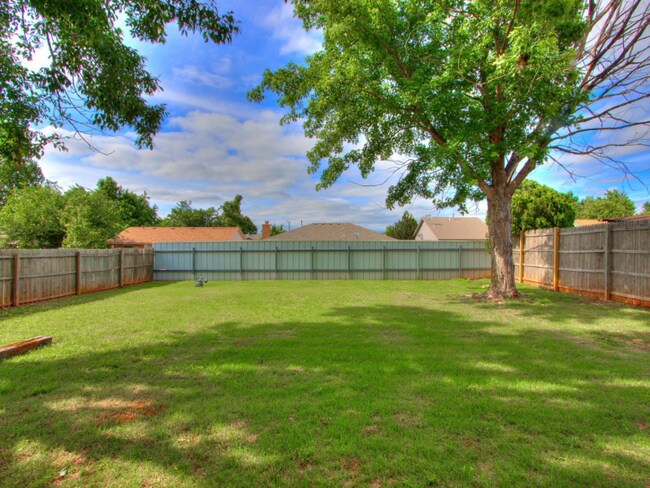 Building Photo - 1105 W Kyle Way