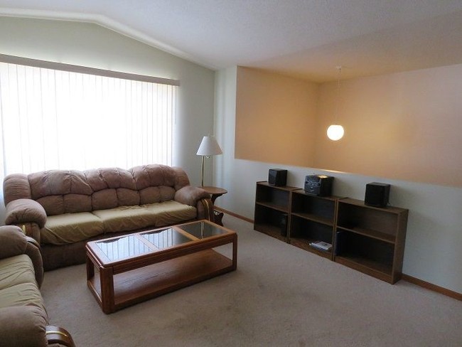 Building Photo - Great 4 bedroom Townhouse in Shakopee