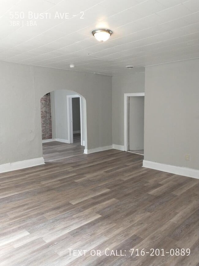 Foto del edificio - 550 Busti Ave